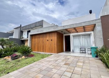 Casa em Condomínio à venda com 145m², 3 quartos, 3 suítes, 2 vagas no bairro Condomínio Blue em Xangri-Lá