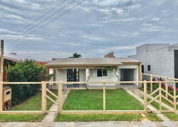 Casa à venda com 100m², 2 quartos, 2 vagas no bairro Centro em Xangri-Lá