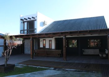 Casa à venda com 220m², 3 quartos, 2 suítes, 2 vagas no bairro Centro em Xangri-Lá