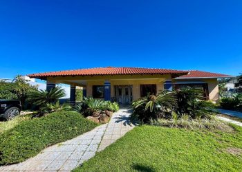 Casa para comprar ou alugar com 297m², 4 quartos, 4 suítes, 4 vagas no bairro Atlântida em Xangri-Lá