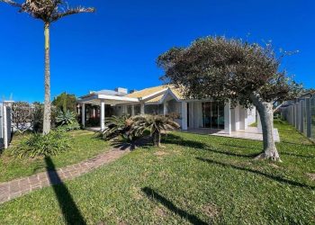 Casa à venda com 200m², 4 quartos, 2 suítes, 2 vagas no bairro Maristela em Xangri-Lá