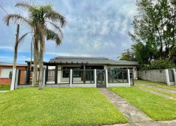 Casa à venda com 166m², 3 quartos, 3 suítes, 2 vagas no bairro Centro em Xangri-Lá