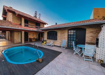 Casa à venda com 225m², 4 quartos, 2 suítes, 2 vagas no bairro Arpoador em Xangri-Lá