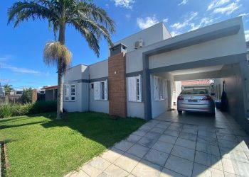 Casa à venda com 111m², 4 quartos, 2 vagas no bairro Centro em Xangri-Lá