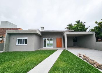 Casa à venda com 250m², 4 quartos, 4 suítes, 2 vagas no bairro Atlântida em Xangri-Lá