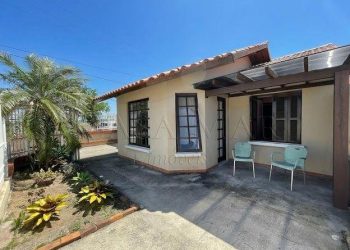 Casa à venda com 95m², 3 quartos, 1 suíte, 2 vagas no bairro Centro em Xangri-Lá
