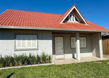 Casa à venda com 135m², 4 quartos, 4 vagas no bairro Rainha do Mar em Xangri-Lá