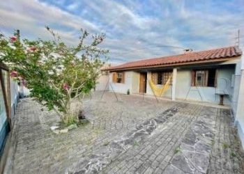 Casa à venda com 110m², 3 quartos, 1 suíte, 2 vagas no bairro Centro em Xangri-Lá