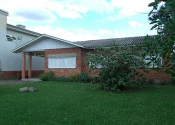 Casa à venda com 125m², 3 quartos, 2 vagas no bairro Atlântida em Xangri-Lá