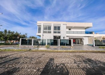 Casa à venda com 280m², 3 quartos, 3 suítes, 2 vagas no bairro Noiva do Mar em Xangri-Lá