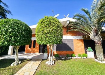 Casa para comprar ou alugar com 241m², 5 quartos, 1 suíte, 4 vagas no bairro Atlântida em Xangri-Lá