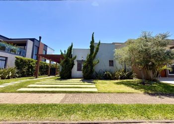 Casa em Condomínio à venda com 150m², 4 quartos, 4 suítes, 2 vagas no bairro Condomínio Sea Coast em Xangri-Lá