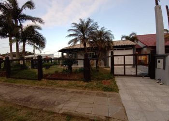 Casa à venda com 110m², 3 quartos, 1 suíte, 2 vagas no bairro Remanso em Xangri-Lá