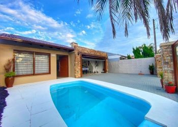 Casa à venda com 246m², 5 quartos, 3 suítes, 2 vagas no bairro Centro em Xangri-Lá