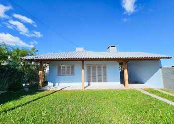 Casa à venda com 95m², 2 quartos, 2 vagas no bairro Centro em Xangri-Lá