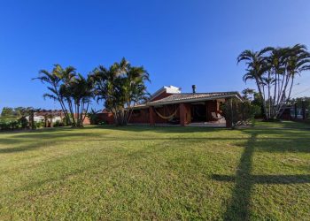 Casa à venda com 210m², 4 quartos, 2 suítes, 3 vagas no bairro Atlântida em Xangri-Lá