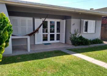 Casa à venda com 205m², 3 quartos, 1 suíte, 2 vagas no bairro Centro em Xangri-Lá