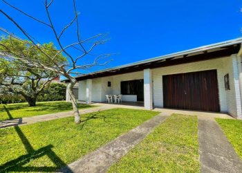 Casa à venda com 280m², 5 quartos, 3 suítes, 5 vagas no bairro Atlântida em Xangri-Lá