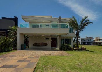Casa em Condomínio à venda com 370m², 5 quartos, 5 suítes, 2 vagas no bairro Condomínio Enseada Lagos em Xangri-Lá
