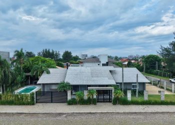 Casa à venda com 240m², 5 quartos, 1 suíte, 2 vagas no bairro Atlântida em Xangri-Lá