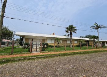 Casa para comprar ou alugar com 294m², 4 quartos, 1 suíte, 2 vagas no bairro Atlântida em Xangri-Lá