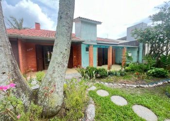 Casa à venda com 138m², 3 quartos, 1 suíte, 2 vagas no bairro Centro em Xangri-Lá
