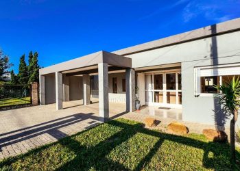 Casa à venda com 170m², 3 quartos, 1 suíte, 2 vagas no bairro Centro em Xangri-Lá