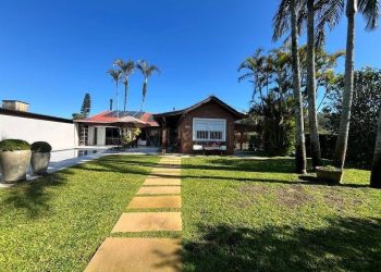 Casa à venda com 180m², 3 quartos, 1 suíte, 2 vagas no bairro Atlântida em Xangri-Lá