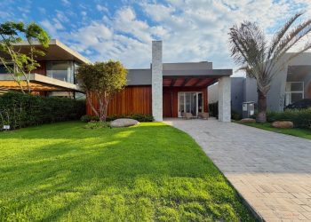 Casa em Condomínio à venda com 205m², 4 quartos, 4 suítes, 2 vagas no bairro Condomínio Enseada Lagos em Xangri-Lá