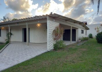 Casa à venda com 179m², 3 quartos, 1 suíte, 2 vagas no bairro Atlântida em Xangri-Lá