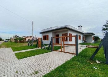 Casa à venda com 61m², 2 quartos, 1 suíte, 1 vaga no bairro Rainha do Mar em Xangri-Lá