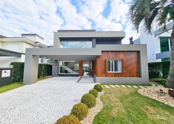 Casa em Condomínio à venda com 298m², 4 quartos, 4 suítes, 2 vagas no bairro Condomínio Enseada Lagos em Xangri-Lá