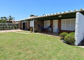 Casa à venda com 125m², 3 quartos, 2 vagas no bairro Atlântida em Xangri-Lá