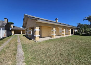 Casa à venda com 300m², 5 quartos, 3 suítes, 4 vagas no bairro Rainha do Mar em Xangri-Lá