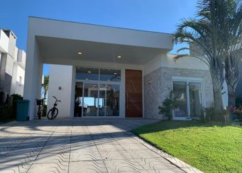 Casa em Condomínio à venda com 219m², 4 quartos, 4 suítes, 2 vagas no bairro Condomínio Enseada Lagos em Xangri-Lá