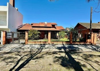 Casa à venda com 134m², 3 quartos, 1 suíte, 1 vaga no bairro Centro em Xangri-Lá