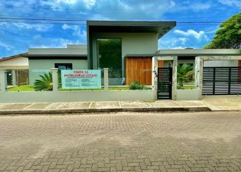 Casa à venda com 235m², 4 quartos, 2 suítes, 2 vagas no bairro Atlântida em Xangri-Lá