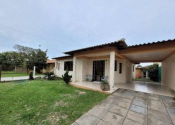 Casa à venda com 178m², 3 quartos, 1 suíte, 2 vagas no bairro Remanso em Xangri-Lá