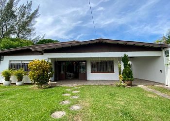 Casa à venda com 208m², 3 quartos, 1 suíte, 2 vagas no bairro Atlântida em Xangri-Lá