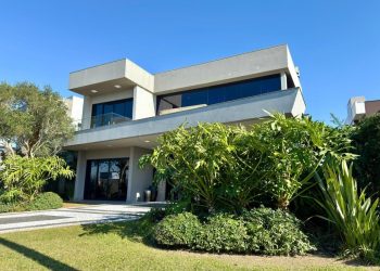 Casa em Condomínio à venda com 409m², 5 quartos, 5 suítes, 2 vagas no bairro Condomínio Enseada Lagos em Xangri-Lá