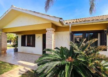 Casa para comprar ou alugar com 430m², 6 quartos, 3 suítes, 2 vagas no bairro Remanso em Xangri-Lá