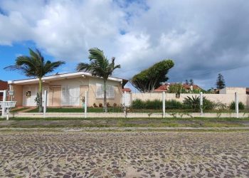 Casa à venda com 360m², 5 quartos, 1 suíte, 2 vagas no bairro Centro em Xangri-Lá