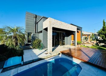 Casa para comprar ou alugar com 172m², 3 quartos, 1 suíte, 2 vagas no bairro Noiva do Mar em Xangri-Lá