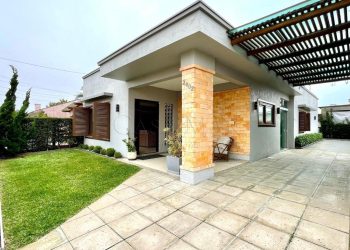 Casa à venda com 190m², 4 quartos, 2 suítes, 2 vagas no bairro Centro em Xangri-Lá