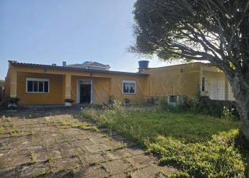 Casa à venda com 86m², 3 quartos, 2 vagas no bairro Rainha do Mar em Xangri-Lá