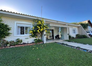 Casa à venda com 158m², 5 quartos, 1 vaga no bairro Atlântida em Xangri-Lá