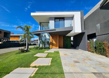 Casa em Condomínio à venda com 260m², 4 quartos, 4 suítes, 2 vagas no bairro Condomínio Sunset em Xangri-Lá