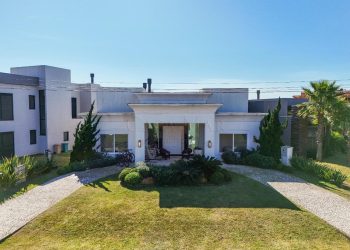 Casa em Condomínio à venda com 390m², 4 quartos, 4 suítes, 2 vagas no bairro Condomínio Riviera em Xangri-Lá