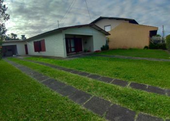 Casa à venda com 161m², 3 quartos, 1 suíte, 2 vagas no bairro Atlântida em Xangri-Lá