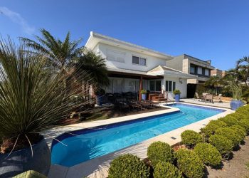 Casa em Condomínio à venda com 327m², 4 quartos, 4 suítes, 4 vagas no bairro Condomínio Enseada Lagos em Xangri-Lá